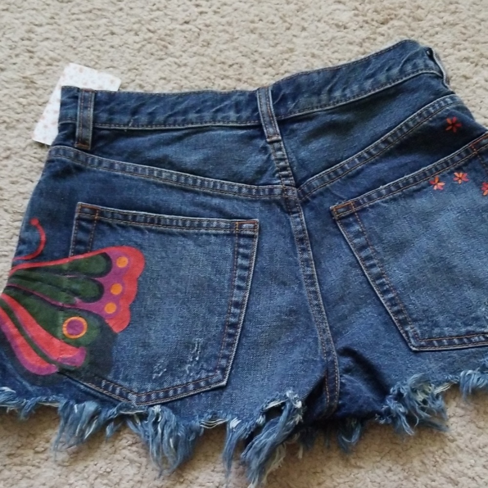 Shorts - Picture 3 of 4